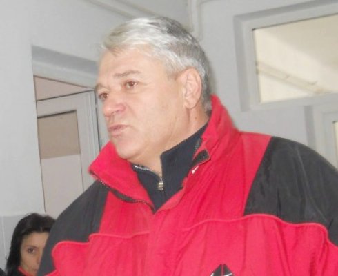 Moga a dus 12 saci cu mâncare la barjele blocate pe Dunăre